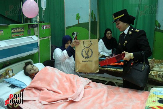 الداخلية توزع مساعدات عينية على أطفال مستشفى أبو الريش