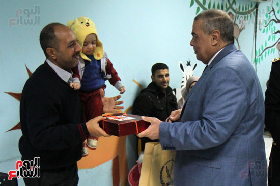 أحد قيادات الوزارة يقدم هدية لوالد طفل مريض بمستشفى أبو الريش