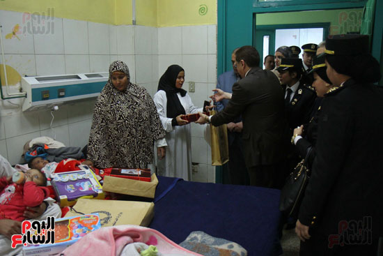 ضباط الداخلية يوزعون هدايا على مرضى مستشفى أبو الريش