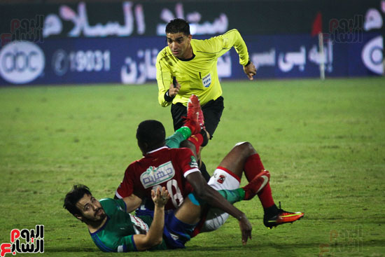 إبراهيم نور الدين يحتسب أحد الأخطاء في مباراة الأهلي والمقاصة