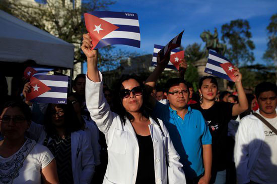 احتشاد آلاف الكوبيين فى ميدان الحرية فى هافانا لوداع كاسترو