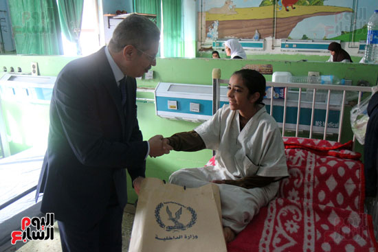أحد قيادات الوزارة يقدم هدية لطفلة مريضة هدية