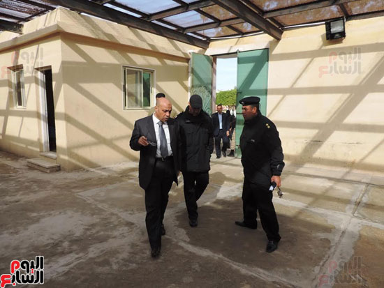 مدير امن مطروح خلال تفقده معسكر ادارة قوات الامن