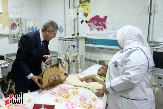  أحد قيادات الوزارة يقدم هدية لطفل مريضة