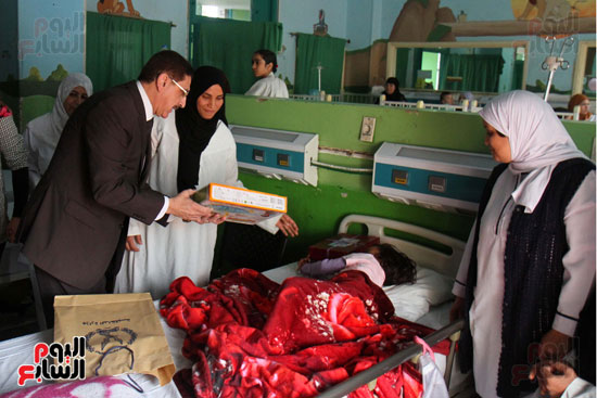  اللواء طارق عطية يقدم هدية لطفل مريض بمستشفى أبو الريش