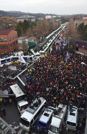 آلاف المتظاهرين يحتجون فى شوارع كوريا الجنوبية