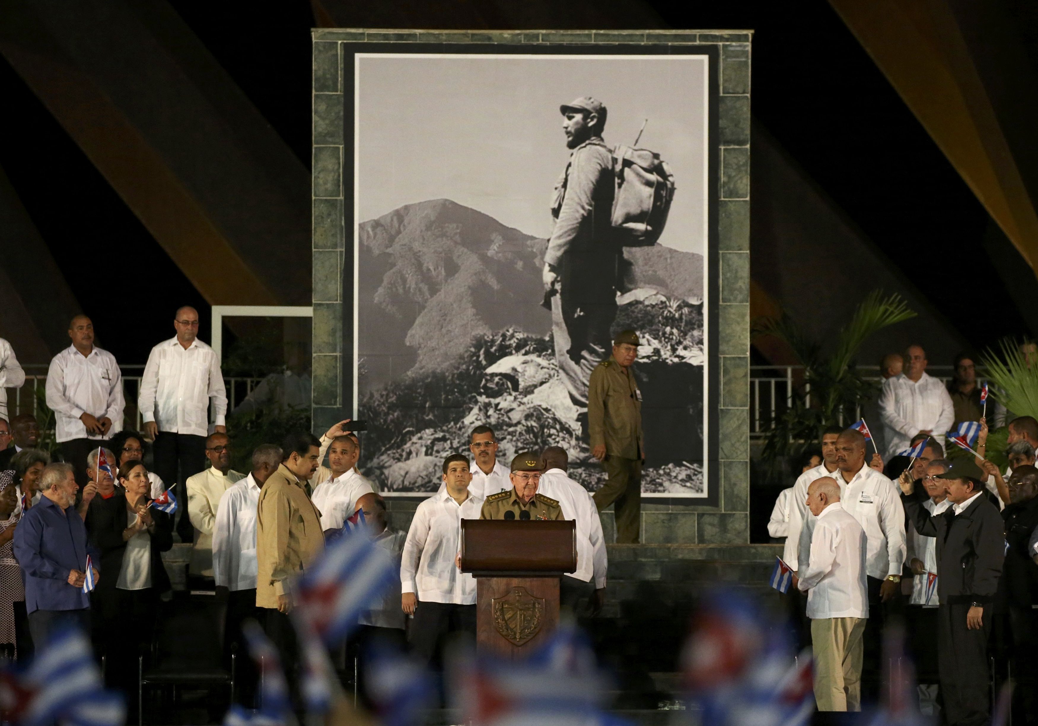 راؤول كاسترو يلقى كلمة على حضور مراسم الدفن