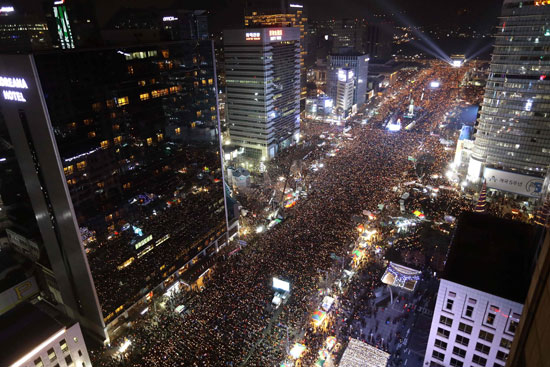 آلاف المتظاهرين يحتجون فى شوارع كوريا الجنوبية