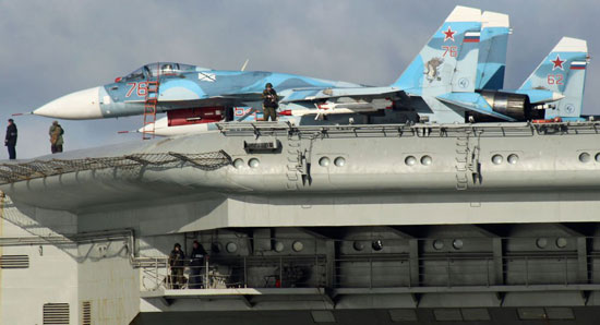 انزلاق مقاتلة "سوخوى 33" الروسية من حاملة الطائرات