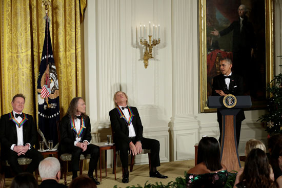 الرئيس الاميركي باراك اوباما يشارك فى حفل تكريم عدد من الفنانين والنجوم بمركز كيندى بالبيت الابيض (5)