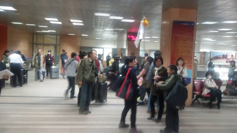 5-             قيادات مطار الأقصر يستقبلون السياح اليابانيين بالورود والأعلام