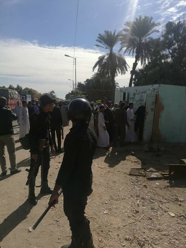 قوات الأمن تساعد في حملة إزلة التعديات بمدينة إسنا