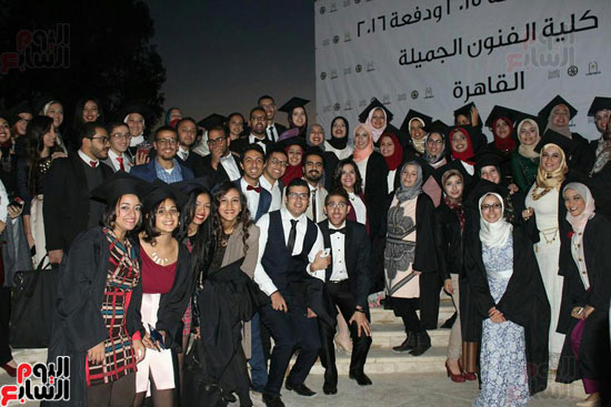 عدد من الطلاب أثناء حفل التكريم 