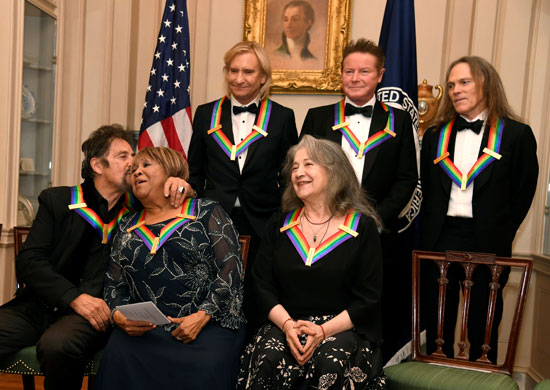 الرئيس الاميركي باراك اوباما يشارك فى حفل تكريم عدد من الفنانين والنجوم بمركز كيندى بالبيت الابيض (16)
