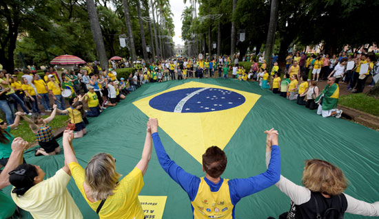 متظاهرون ينظمون مسيرات فى البرازيل لدعم حملة ضد الفساد