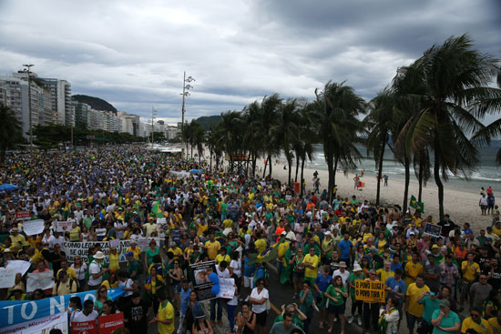 احتشاد الآلاف فى ريو دى جانيرو فى تظاهرة ضد الفساد