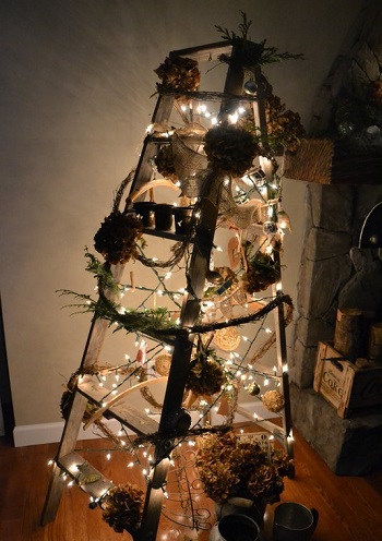 بديل لشجرة الكريسماس من سلم خشبى والأضواء