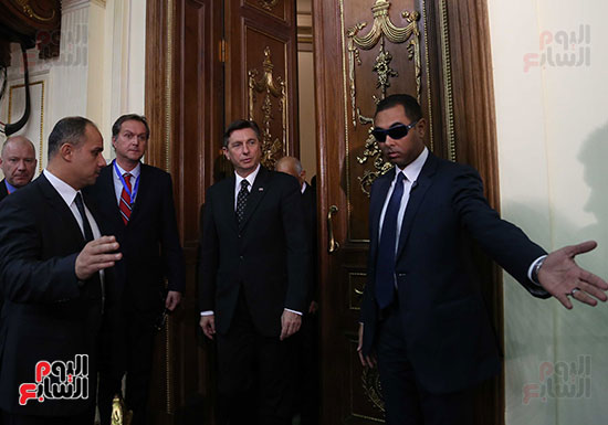 رئيس سلوفانيا رئيس سلوفانيا يدخل قاعه الجلسة العامه
