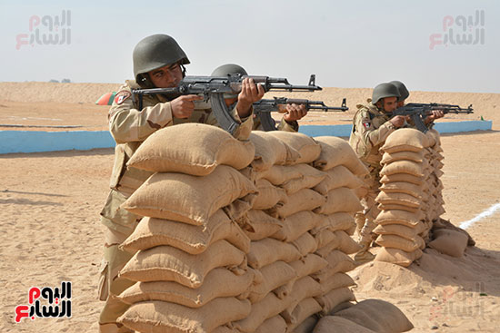 	الجنود يواصلون التدريبات العسكرية