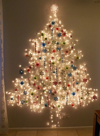 شجرة كريسماس على الحائط بالأضواء
