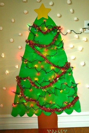 شجرة كريسماس من الجوخ والزينة والأضواء