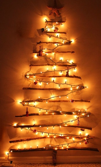 الأضواء والخشب يشكلان بديلاً لشجرة الكريسماس