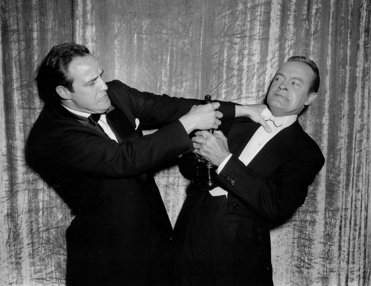 مارلون براندون وبوب هوب يتشاجرون على الأوسكار عام 1955