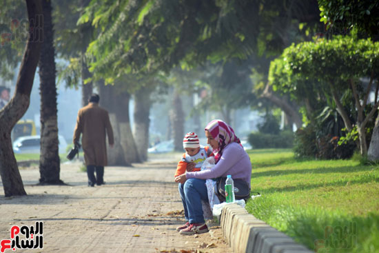 المواطنون يستمتعون بتحسن الأحوال الجوية فى الحدائق