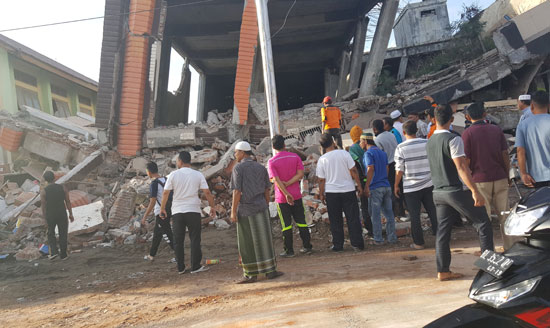 انهيارات فى مبانى إندونيسية بسبب الزلزال