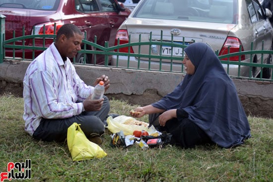 المواطنون يستمتعون بتحسن الأحوال الجوية فى الحدائق