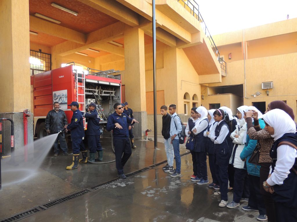4-             جانب من تعريف عملي للطلاب حول عمل رجال الاطفاء