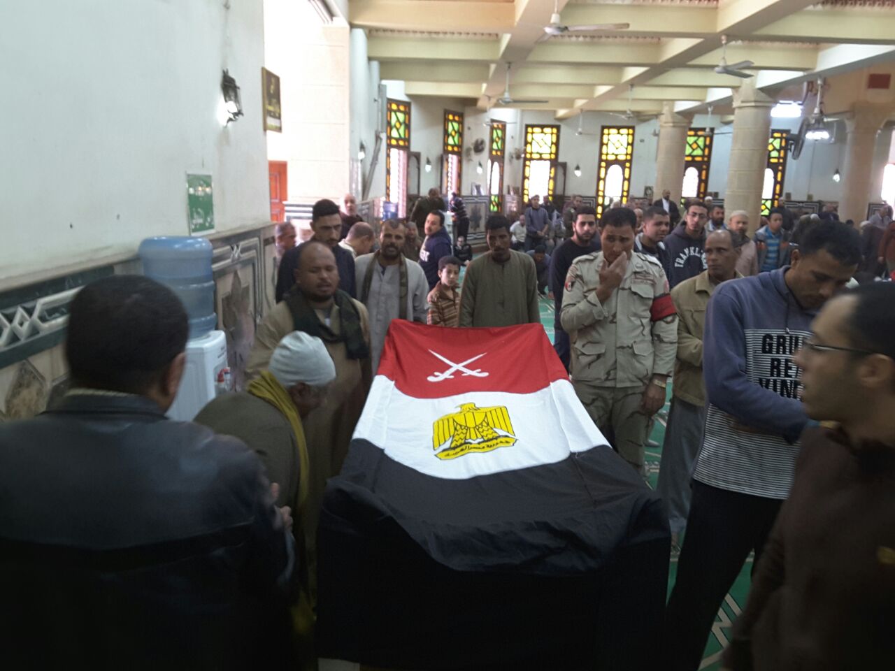 شهيد الجيش ملفوفا بعلم مصر خلال تشييع جنازته