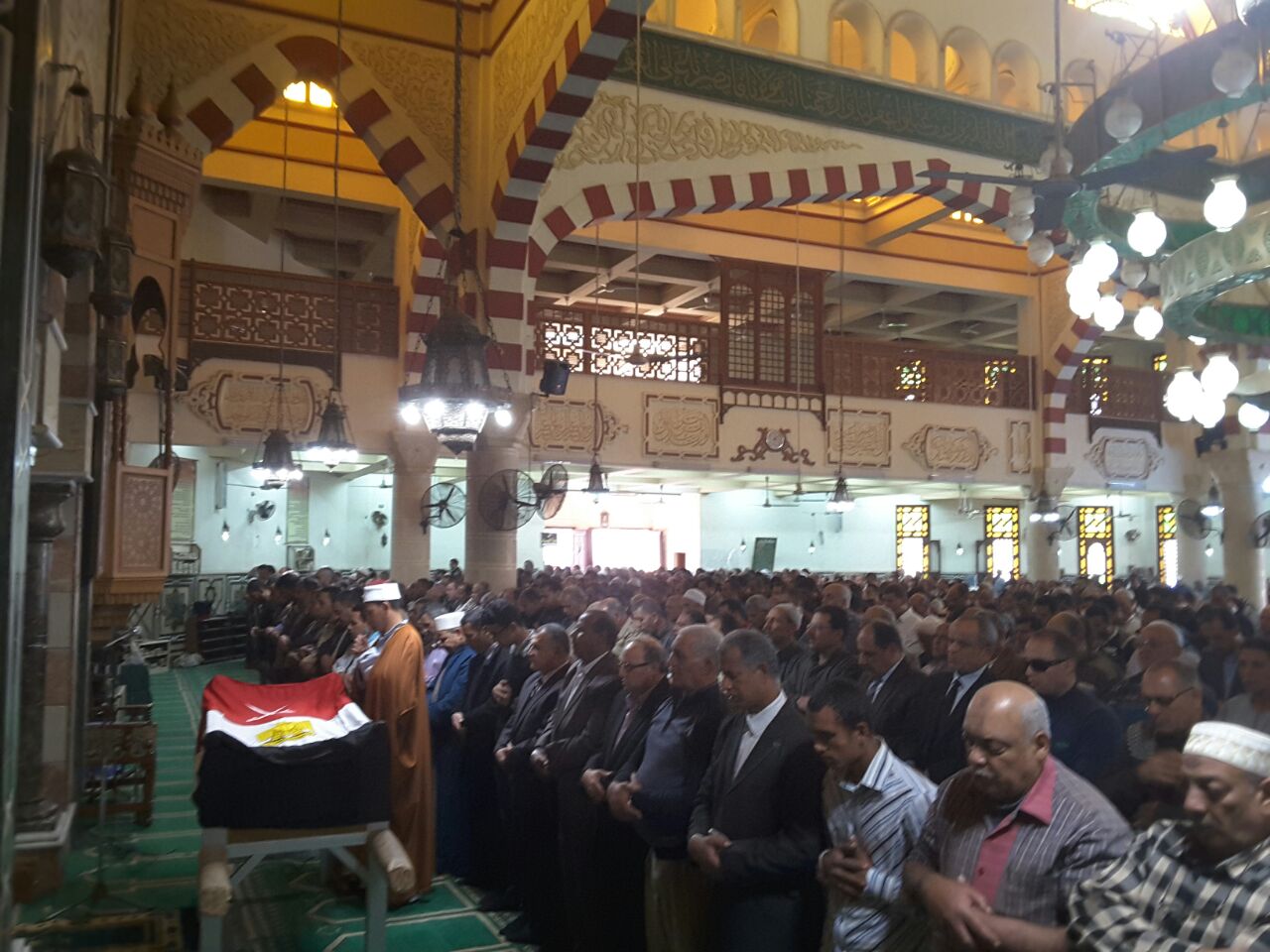 اهالى دمنهور خلال الصلاة على  جثمان شهيد الجيش بمسجد ناصر