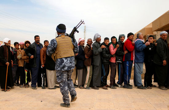   نزوح المئات من العراقيين فى الموصل مع تجدد الاشتباكات بين القوات العراقية وداعش