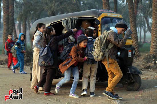 الطلاب فى طريقهم إلى المدرسة عبر التوك توك