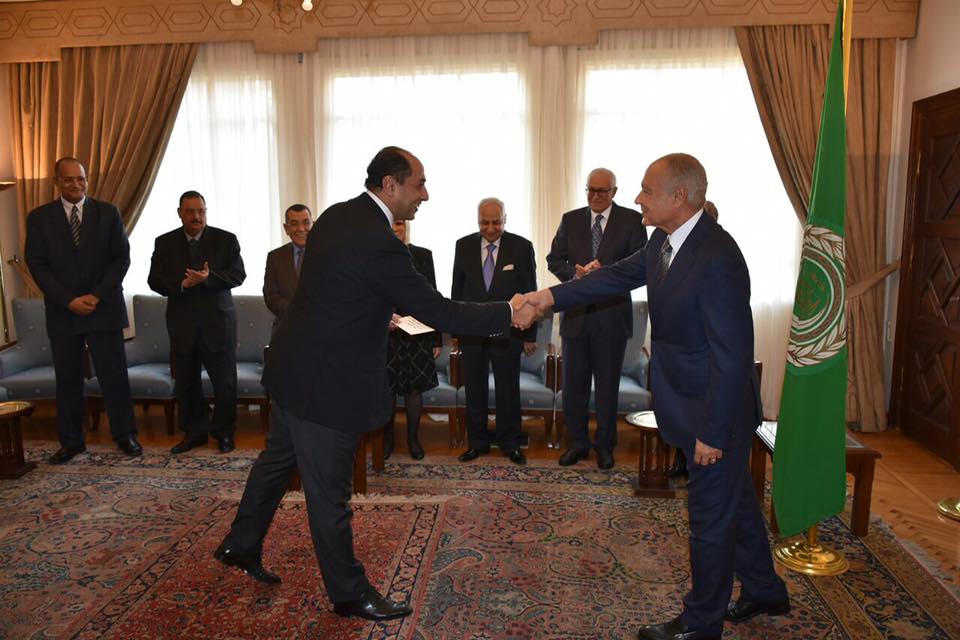 السفير حسام زكى يصافح الأمين العام للجامعة العربية