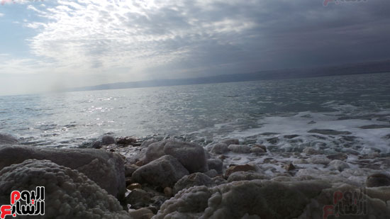      صخور الملح وشاطئ البحر الميت