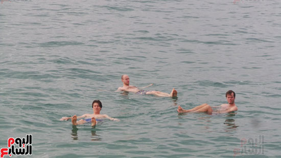   السياح يسبحون فى البحر الميت