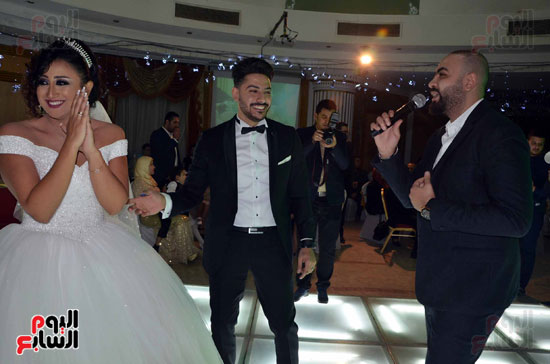 محمد علاء يغنى للعروسين 
