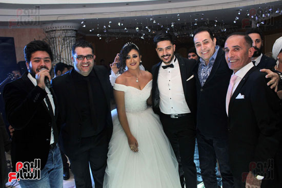 العروسان يتوسطان كل من د. عبد الوهاب السيد وكريم عبد الوهاب وحكيم ومحمد شاهين