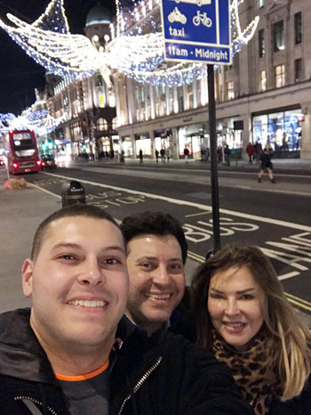 Selfie هانى شاكر وزوجته نهلة ونجلهما شريف فى لندن