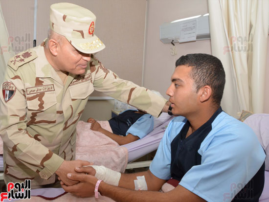 وزير الدفاع يزور مصابى العمليات العسكرية بشمال سيناء