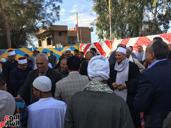 أهالى عزبة أبو خميس يتجمعون خلال افتتاح المحافظ المسجد