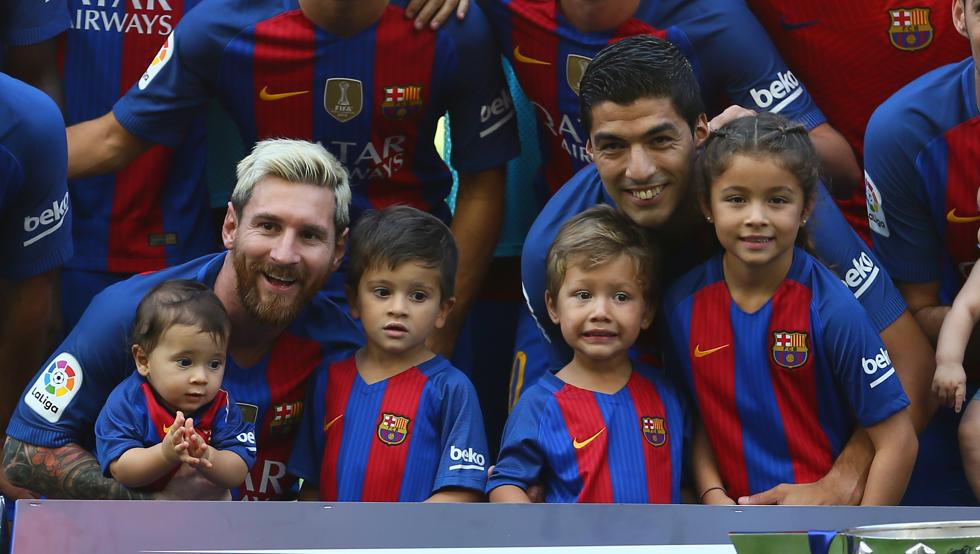 صورة تجمع ميسي مع أبنائه وسواريز مع أبنائه