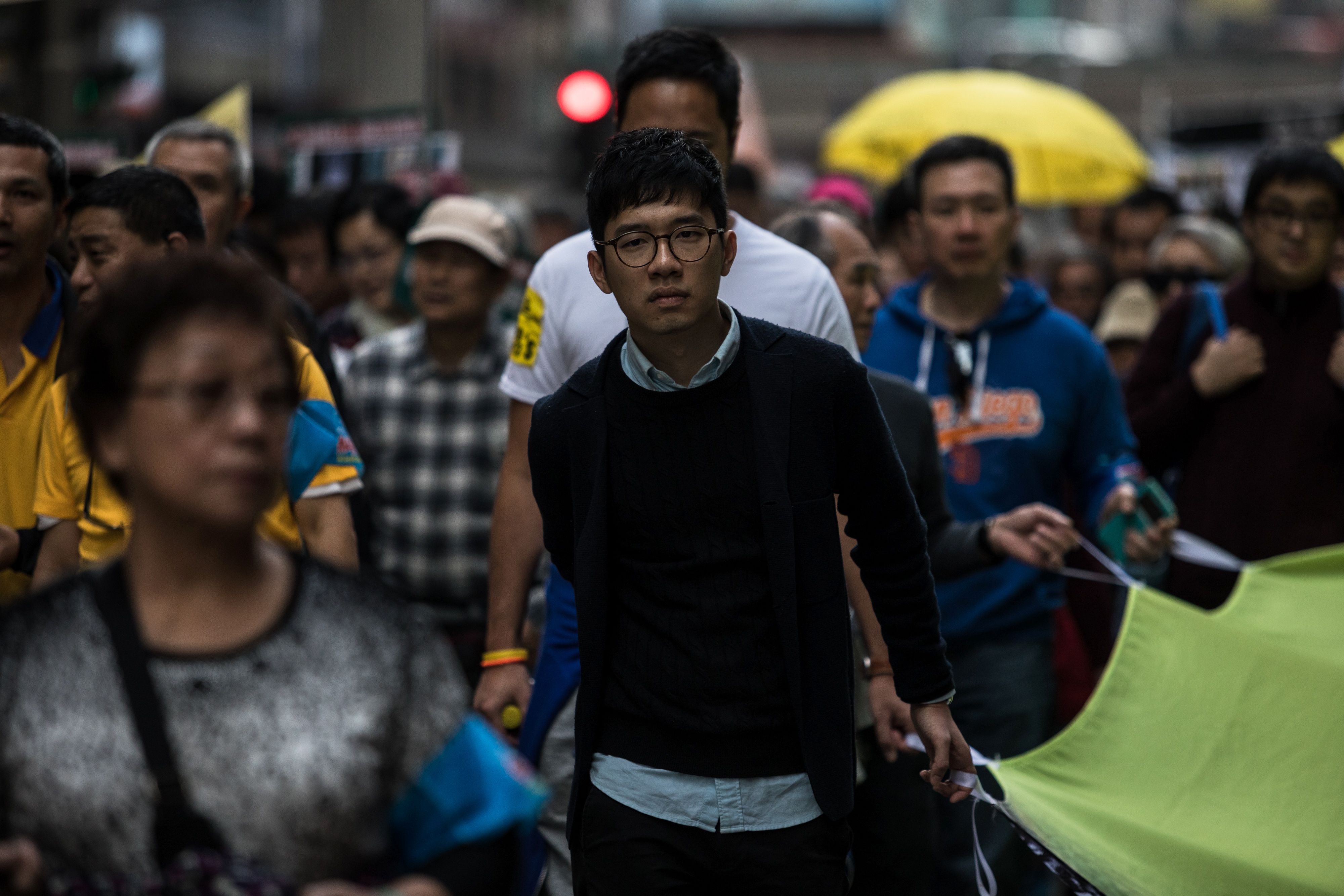 أحد المشرعين قانون ناثان لو خلال مظاهرة رافضة لتبعية هونج كونج للصين