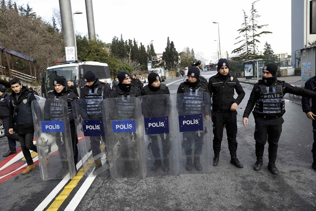 قوات الشرطة التركية تؤمن مضيق البوسفور بعد تفجير الملهى الليلى