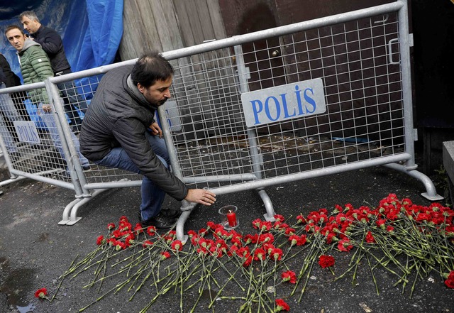 مواطن تركي يضع الزهور خارج الملهى