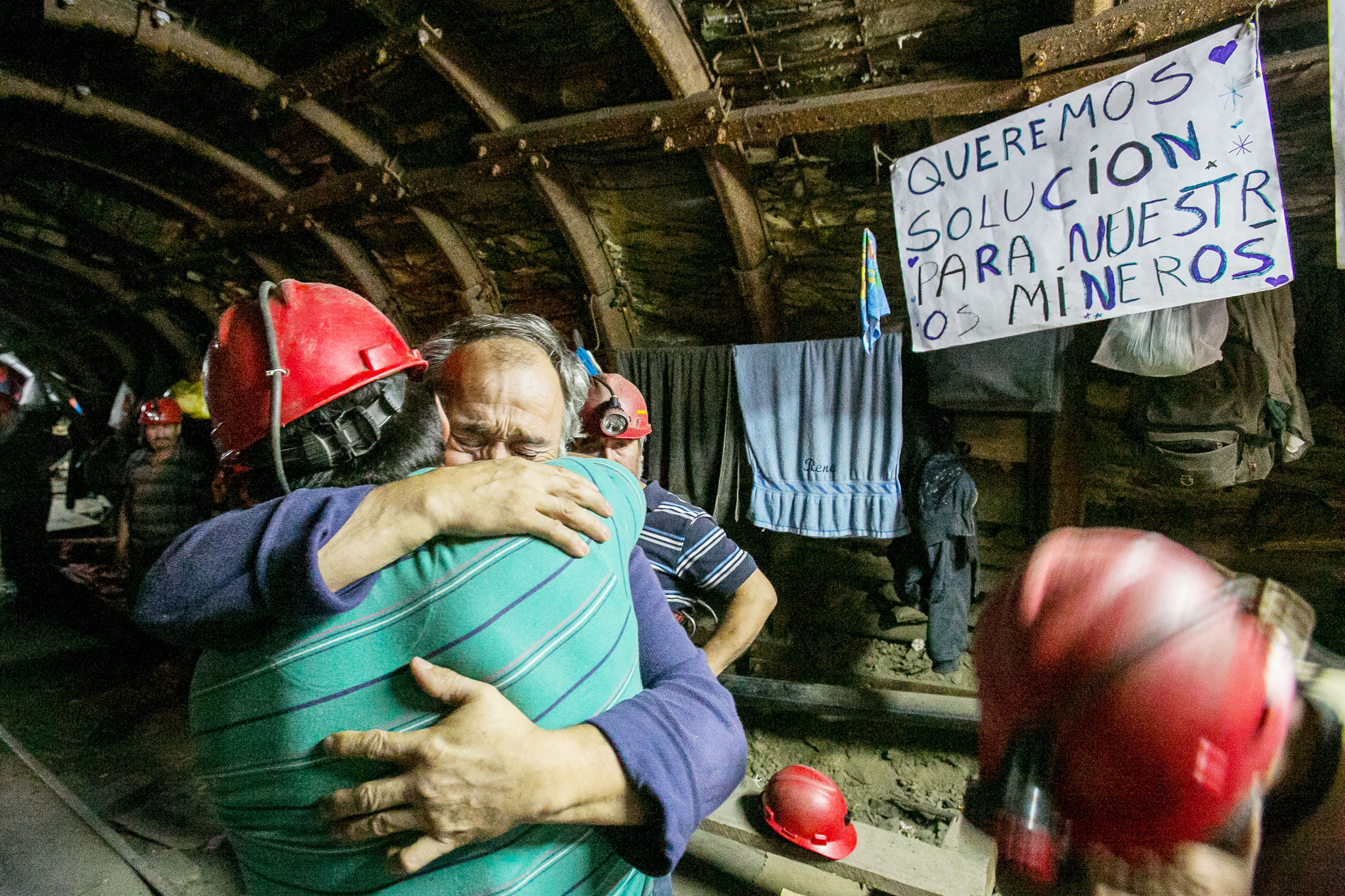 عناق العمال المحتجين بمنجم الفحم سانتا آن فى تشيلى