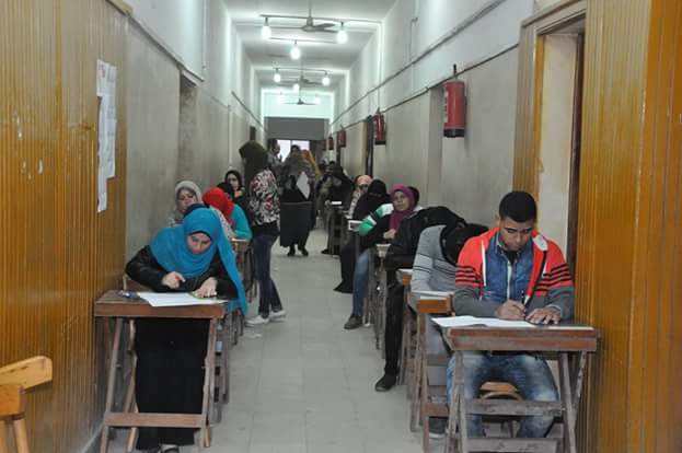 الطلاب اثناء الامتحان 