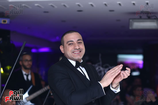 تصفيق دياب للجمهور